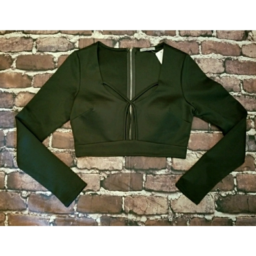 Dark green long-sleeved crop top